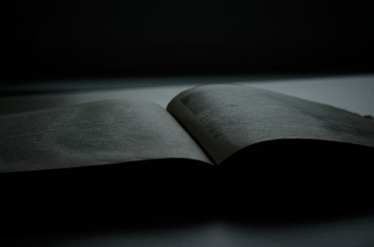 Livro aberto — comece a ouvir resumos no ResumoCast