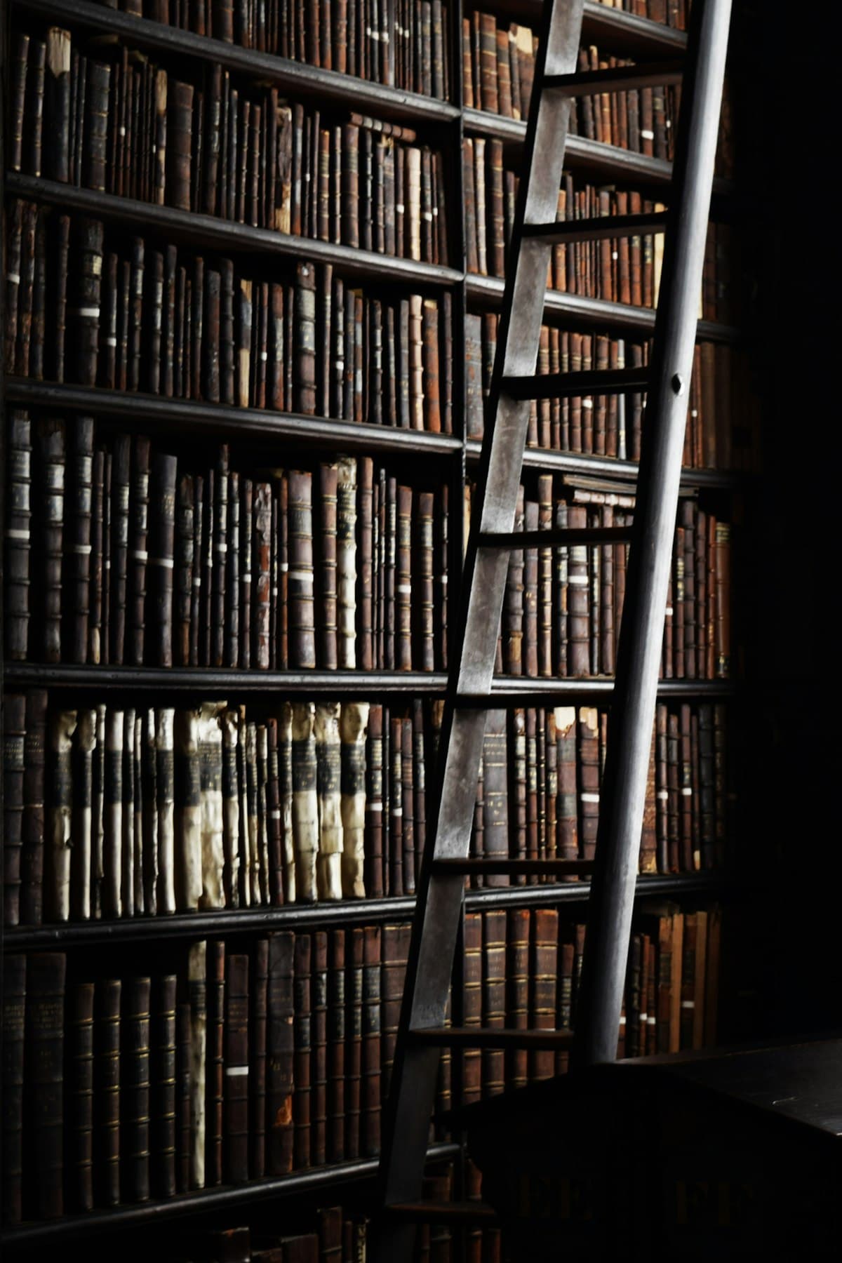 Estante de livros de negócios — ResumoCast